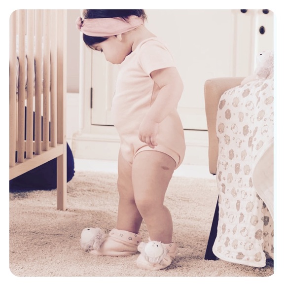 LIL’LLAMA Gift Boxed Pink Rattle Booties - Picture 8 of 12